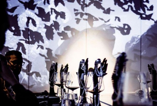 Θέλεις να απολαύσεις ένα δείπνο μαζί με τον Μπάτμαν; Τώρα μπορείς!