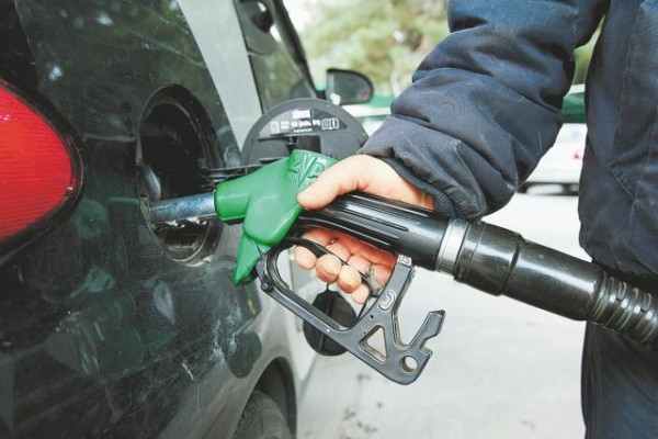 Καύσιμα: «Καίνε» τις τσέπες οι τιμές στη βενζίνη και το πετρέλαιο