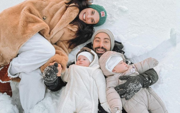 Σάκης Τανιμανίδης: «Έλιωσε» το Instagram με την ανάρτησή του – Η Χριστίνα Μπόμπα διαβάζει παραμύθι στα δίδυμα