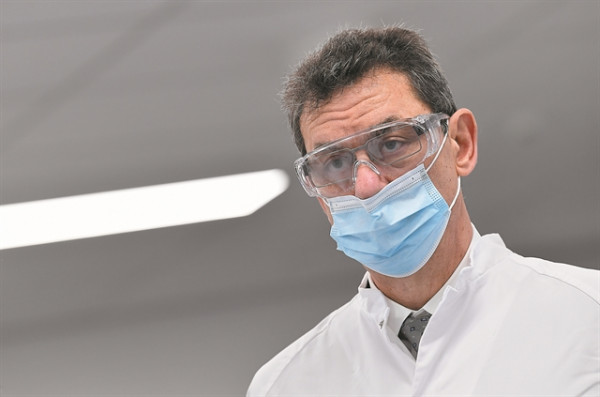 Άλμπερτ Μπουρλά (Pfizer): Χρειάζεται τέταρτη δόση του εμβολίου κατά του κοροναϊού