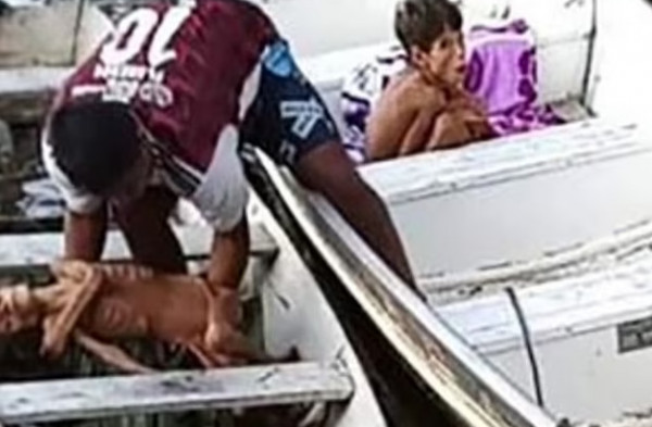 Απίστευτες εικόνες: Αγοράκια βρέθηκαν υποσιτισμένα στον Αμαζόνιο μετά από 25 ημέρες