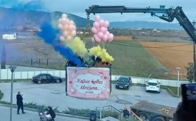 Δράμα: Επιστράτευσαν γερανό για να δουν το νεογέννητο της οικογένειας