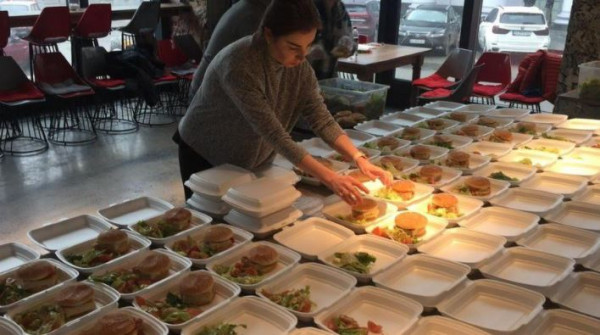 Ουκρανία: Εστιατόρια παρέχουν δωρεάν γεύματα