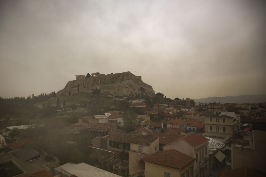 Καιρός: Εκρηκτικό «κοκτέιλ» ζέστης, αφρικανικής σκόνης και λασποβροχής
