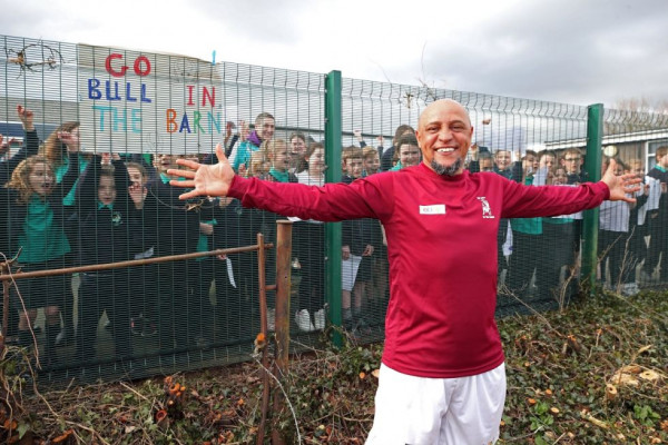 Τρομερός Ρομπέρτο Κάρλος: Έπαιξε σε αγώνα της Sunday League, σκόραρε και τα… ήπιε