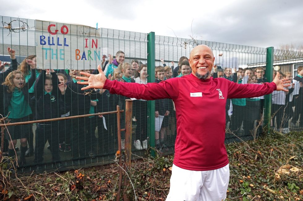 Τρομερός Ρομπέρτο Κάρλος: Έπαιξε σε αγώνα της Sunday League, σκόραρε και τα… ήπιε