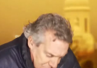 Πόλεμος στην Ουκρανία: Η στιγμή που δημοσιογράφος μεταδίδει ζωντανά και σκάει πίσω του μια ρουκέτα