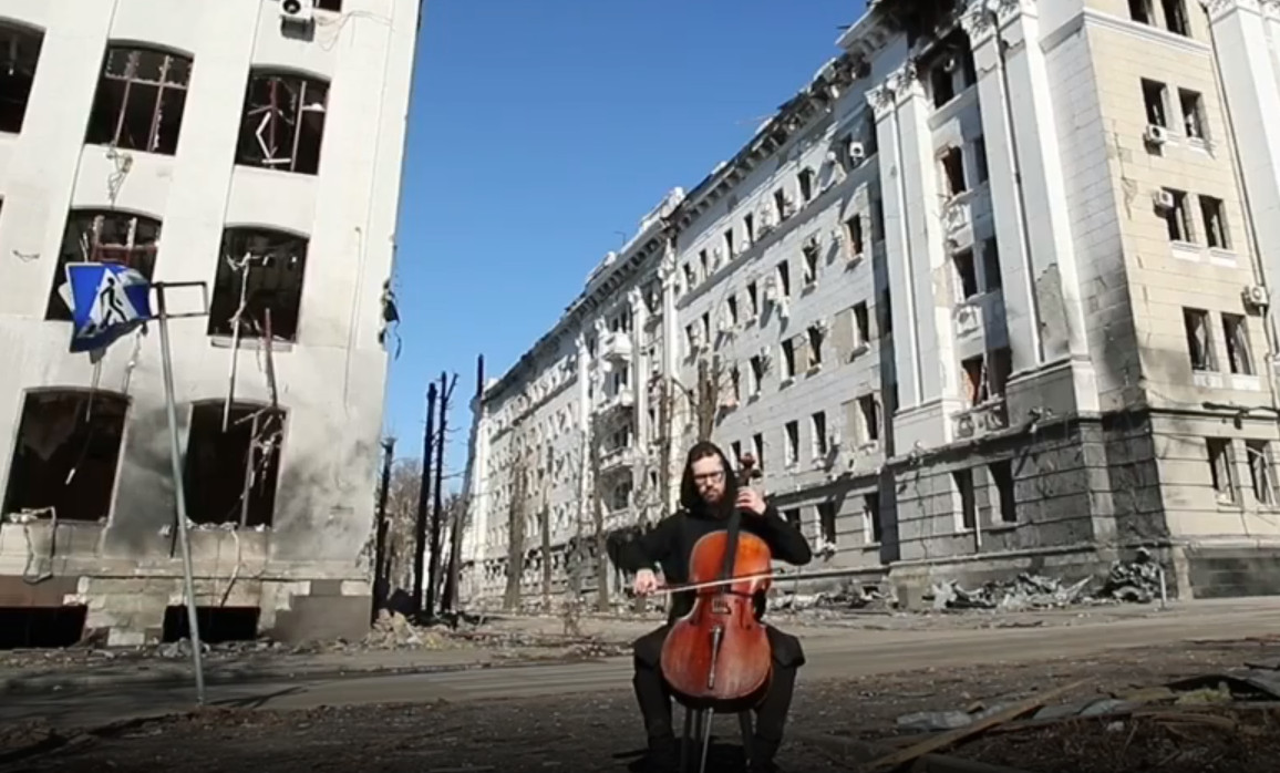Ουκρανία: Μουσικός παίζει τσέλο μπροστά από βομβαρδισμένες πολυκατοικίες στο Χάρκοβο