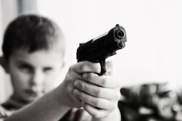 ΗΠΑ: Τρίχρονος παίζει με το πιστόλι του πατέρα και σκοτώνει τη μητέρα