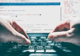 Απίστευτη διαδικτυακή απάτη: Τους «πωλούσε» έρωτα και τους έπαιρνε λεφτά