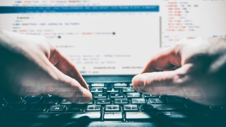 Απίστευτη διαδικτυακή απάτη: Τους «πωλούσε» έρωτα και τους έπαιρνε λεφτά