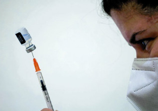 Κοροναϊός: «Παρωχημένα» τα εμβόλια για να προχωρήσουμε σε τέταρτη δόση – Τρεις λόγοι που μάλλον δεν θα χρειαστεί