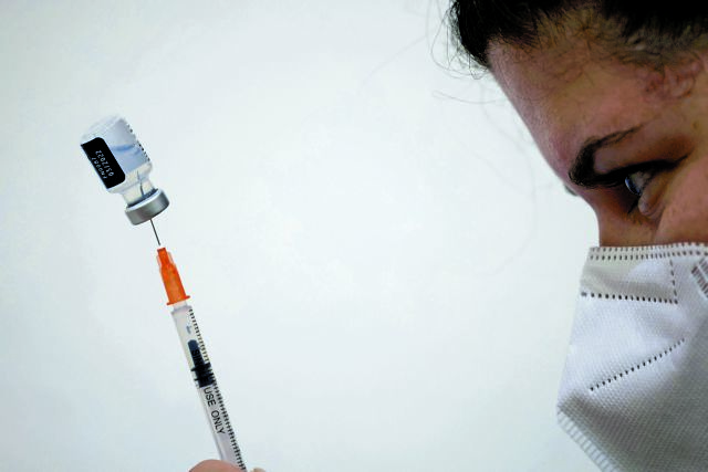 Κοροναϊός: «Παρωχημένα» τα εμβόλια για να προχωρήσουμε σε τέταρτη δόση – Τρεις λόγοι που μάλλον δεν θα χρειαστεί