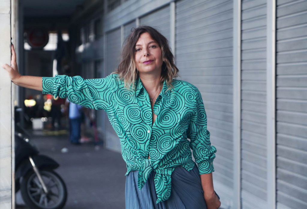 Η Έλλη Παπακωνσταντίνου συνομιλεί με ουκρανούς καλλιτέχνες μέσα από τα καταφύγια