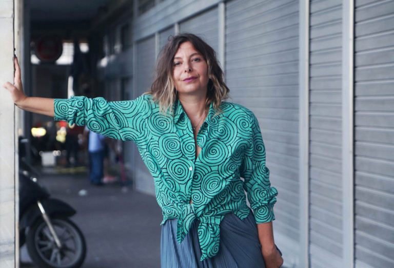 Η Έλλη Παπακωνσταντίνου συνομιλεί με ουκρανούς καλλιτέχνες μέσα από τα καταφύγια