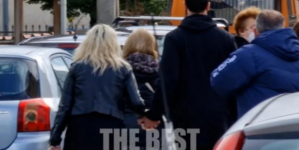 Πάτρα: Υπό αστυνομική παρουσία το μνημόσυνο των τριών κοριτσιών -Πιασμένοι χέρι – χέρι οι γονείς