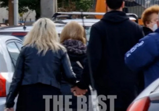 Πάτρα: Υπό αστυνομική παρουσία το μνημόσυνο των τριών κοριτσιών -Πιασμένοι χέρι – χέρι οι γονείς