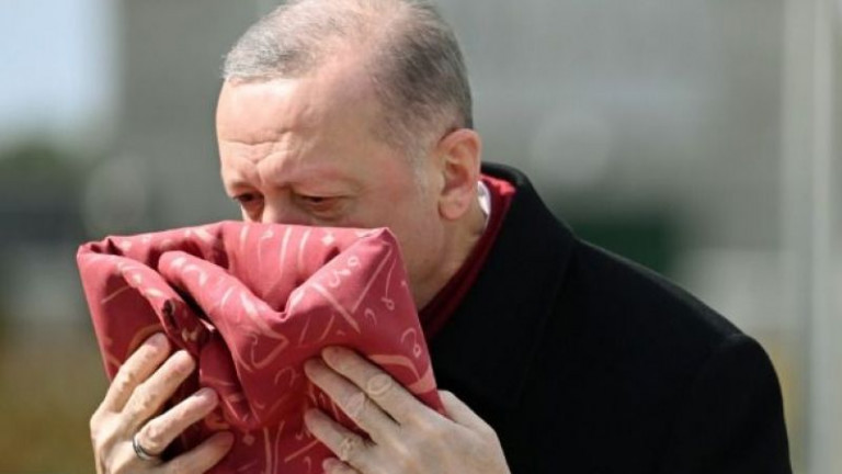 Ερντογάν και Ακάρ: Ασπάστηκαν την 129χρονη σημαία της οθωμανικής αυτοκρατορίας