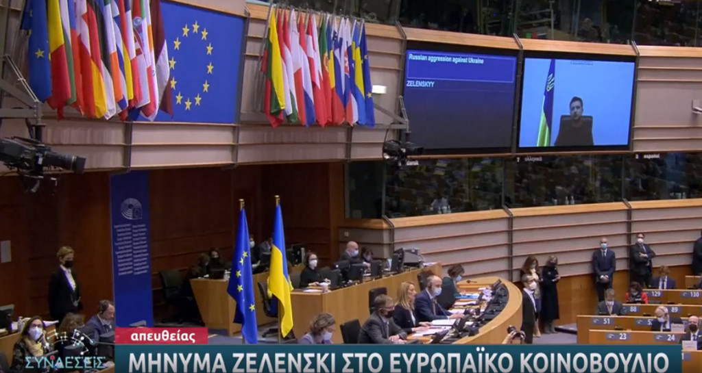 Πόλεμος στην Ουκρανία: Η διερμηνέας της ΕΡΤ λυγίζει στην ομιλία Ζελένσκι