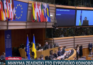 Πόλεμος στην Ουκρανία: Η διερμηνέας της ΕΡΤ λυγίζει στην ομιλία Ζελένσκι