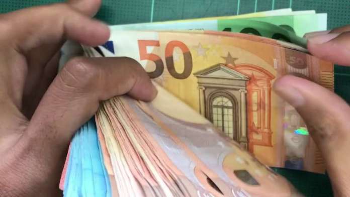 Βόρεια Μακεδονία: Αλλάζουν τα δηνάρια με ευρώ - Βάζουν όρια συναλλαγών τα ανταλλακτήρια