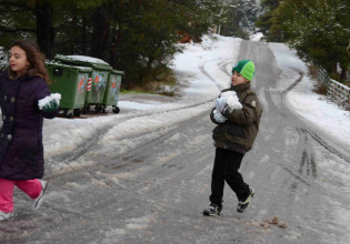 Καιρός: Χιονίζει στο κέντρο της Αθήνας – Ποιες περιοχές της Αττικής θα δουν «άσπρη μέρα»