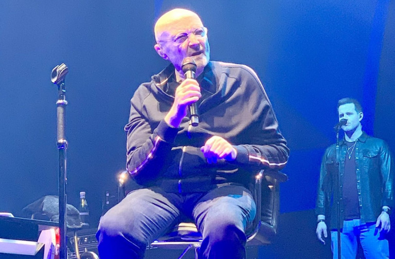 Φιλ Κόλινς: Ρίγη συγκίνησης στην τελευταία του συναυλία – Τραγούδησε καθιστός και αποθεώθηκε