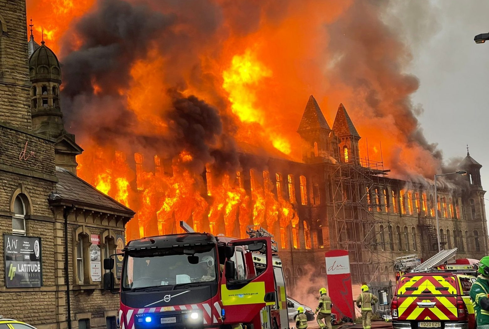 Βρετανία: Στις φλόγες το εμβληματικό κτίριο Nτάλτον Μιλς - Εκεί γυρίζεται το «Peaky Blinders»