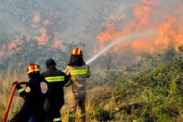 Φωτιά στους πρόποδες της Πάρνηθας