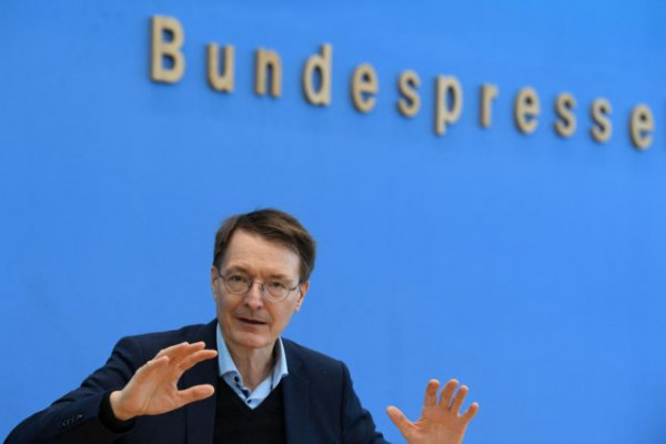 Κοροναϊός: Υπό πίεση τα νοσοκομεία στη Γερμανία λόγω αύξησης κρουσμάτων – Σε νέα ενισχυτική δόση εμβολίου καλεί ο υπουργός Υγείας