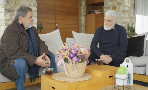 Η Γη της Ελιάς: Ο Ιάκωβος δίνει χρήματα στη μητέρα του Δημήτρη για να εξαγοράσει τη σιωπή της