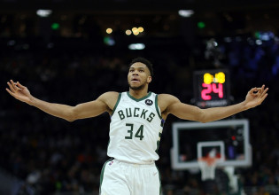 Αντετοκούνμπο: Eμφανίστηκε στη συνέντευξη Τύπου με μπλούζα που είχε εδάφιο από το Κατά Ιωάννην Ευαγγέλιο