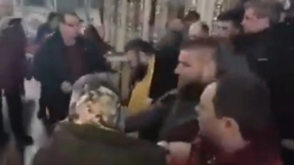 Πόλεμος στην Ουκρανία: Ουκρανοί μαχητές απαγάγουν παπά την ώρα της λειτουργίας