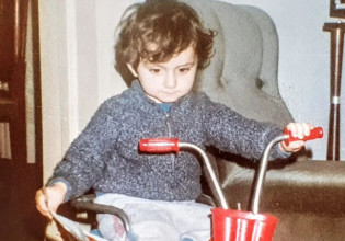 Αναγνωρίζετε το αγοράκι της φωτογραφίας; Είναι γνωστός ηθοποιός