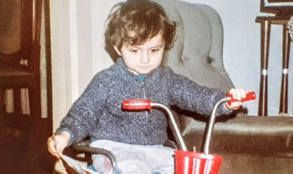 Αναγνωρίζετε το αγοράκι της φωτογραφίας; Είναι γνωστός ηθοποιός