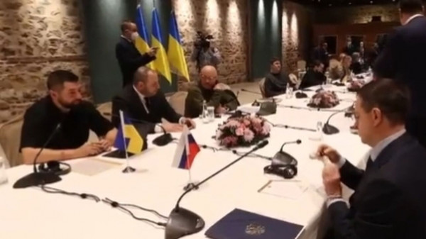 «Αντισηπτικό είναι όχι βότκα»: Το αστείο Ουκρανού διαπραγματευτή σε Ρώσο