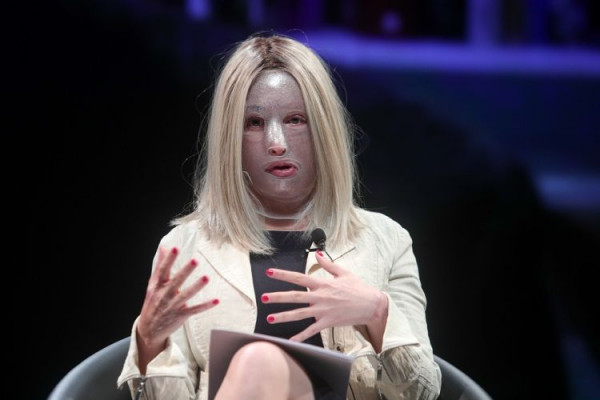 Ιωάννα Παλιοσπύρου: Πετάει τη μάσκα και «είναι όμορφη»