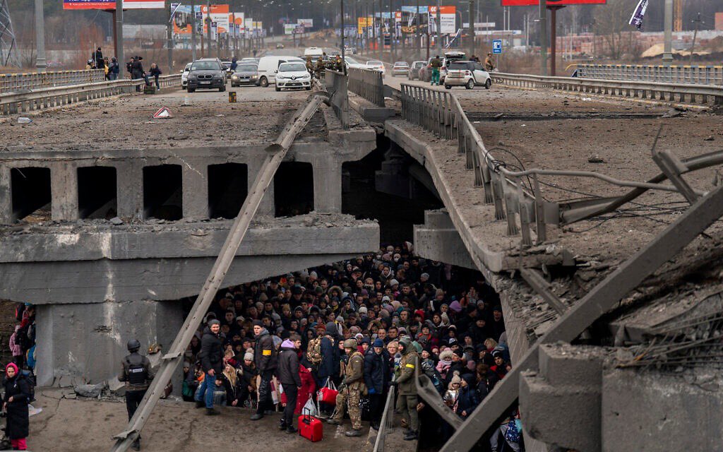 Πόλεμος στην Ουκρανία: Άμαχοι κρύβονται κάτω από γέφυρα που βομβάρδισαν Ρώσοι