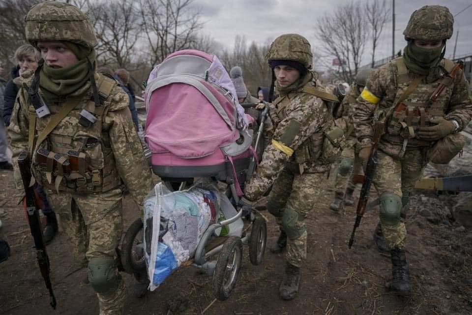 Ουκρανία: Βομβαρδίζουν το Ιρπίν κοντά στο Κίεβο - Να φύγουν επιχειρούν οι άμαχοι