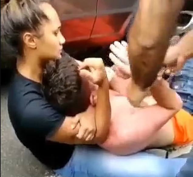 Βραζιλία: Πήγε να της κλέψει το κινητό αλλά τον τσάκισε στο ξύλο