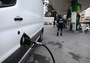 Μέτρα για την ακρίβεια και τα καύσιμα: Δείτε live τις ανακοινώσεις