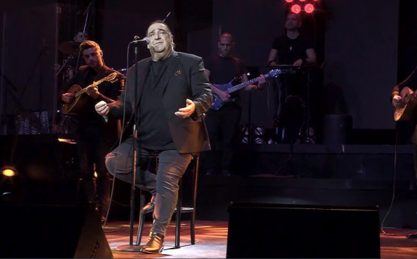 Βασίλης Καρράς: Αδιαθεσία on stage για τον τραγουδιστή – Μεταφέρθηκε στο νοσοκομείο