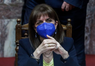 Σακελλαροπούλου: Ντυμένη χρώματα της Ουκρανίας – Το δυνατό μήνυμά της για την Ημέρα της Γυναίκας