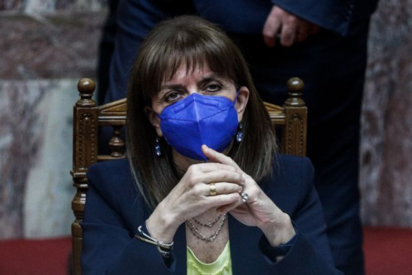 Σακελλαροπούλου: Ντυμένη χρώματα της Ουκρανίας – Το δυνατό μήνυμά της για την Ημέρα της Γυναίκας