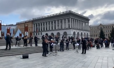 Ουκρανία: Ορχήστρα παίζει τον εθνικό ύμνο στο περικυκλωμένο Κίεβο