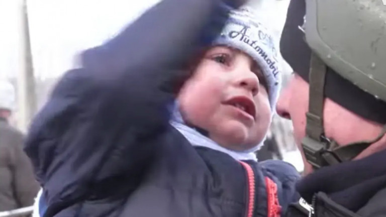 Πόλεμος στην Ουκρανία: Η σπαρακτική στιγμή που μικρό παιδί αποχαιρετά τον πατέρα του που πάει στο μέτωπο