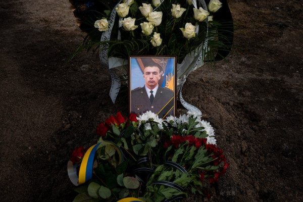 Ουκρανία: Η μοναχική κηδεία ενός στρατιώτη στην Ουκρανία