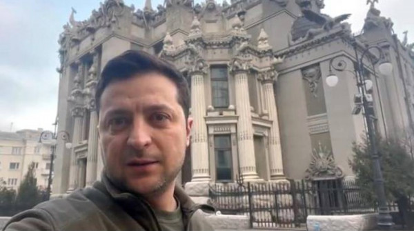 Βολοντίμιρ Ζελένσκι: Βγαίνει από green room; – Οι φωτογραφίες που έβαλαν το Twitter σε υποψίες