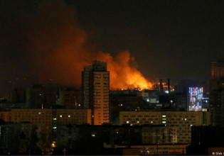 Νύχτα κόλασης στο Κίεβο – Ακούγονται ισχυρές εκρήξεις ακόμα και στο κέντρο της πόλης (συγκλονιστικά βίντεο)