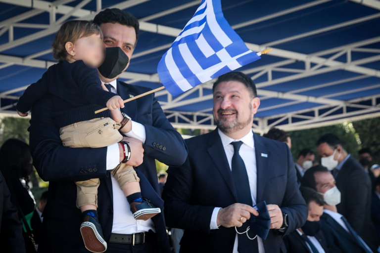 Κικίλιας: Με τον γιο του βρέθηκε στην παρέλαση – Ο μικρός κέρδισε τις εντυπώσεις